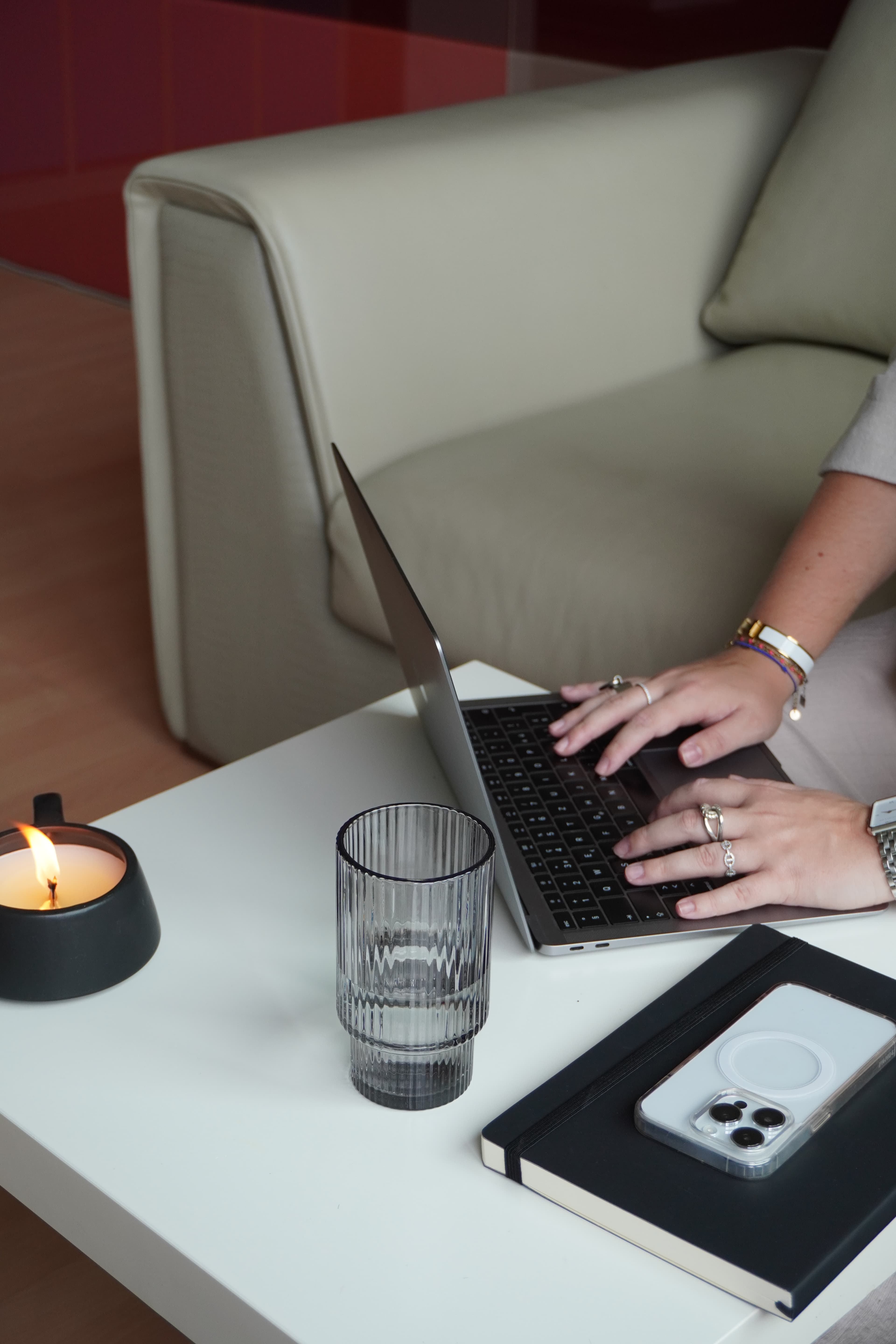 Professionnelle travaillant sur son ordinateur - Solea Socials